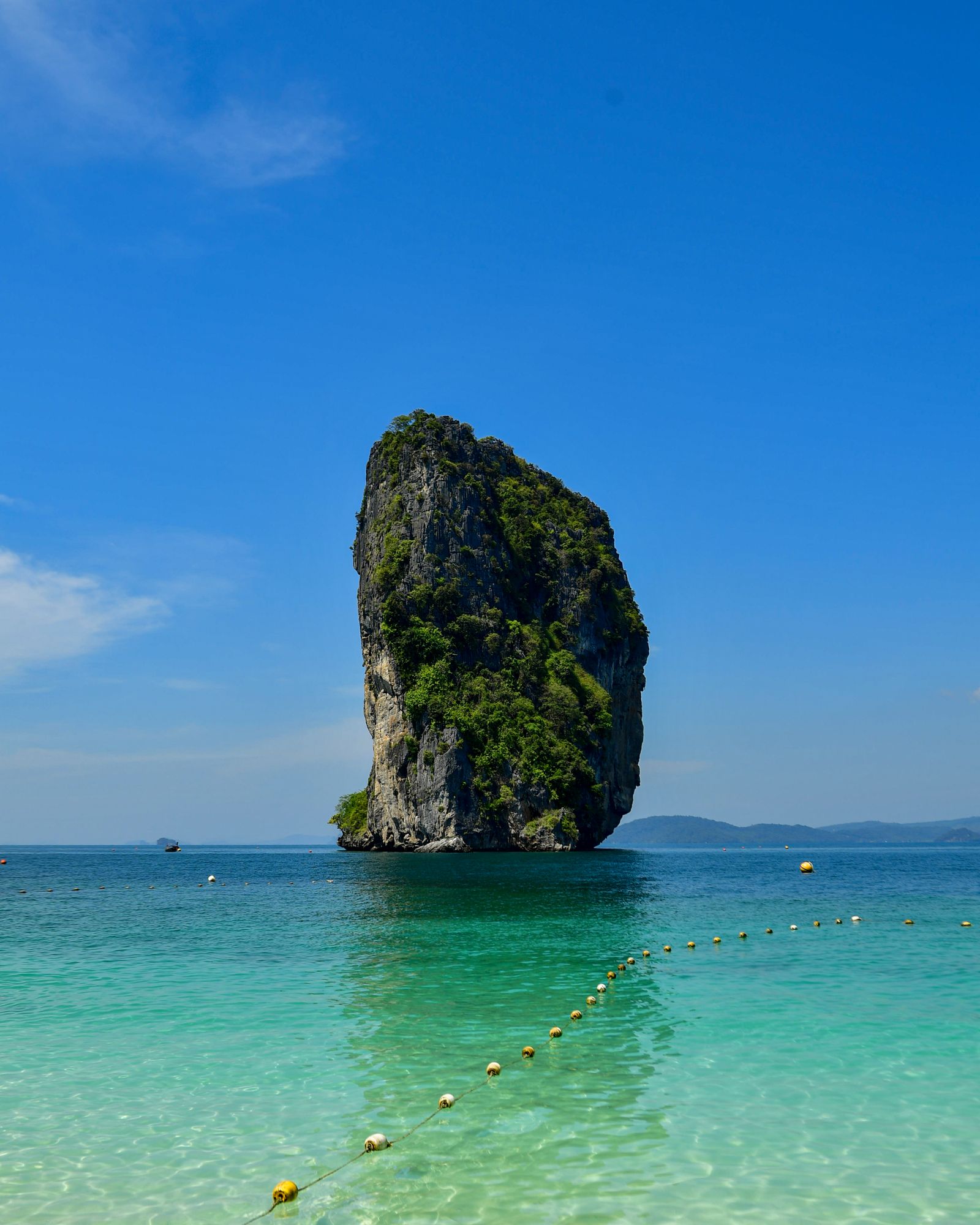เกาะหินปูนและน้ำทะเลสีเทอร์ควอยซ์ในกระบี่