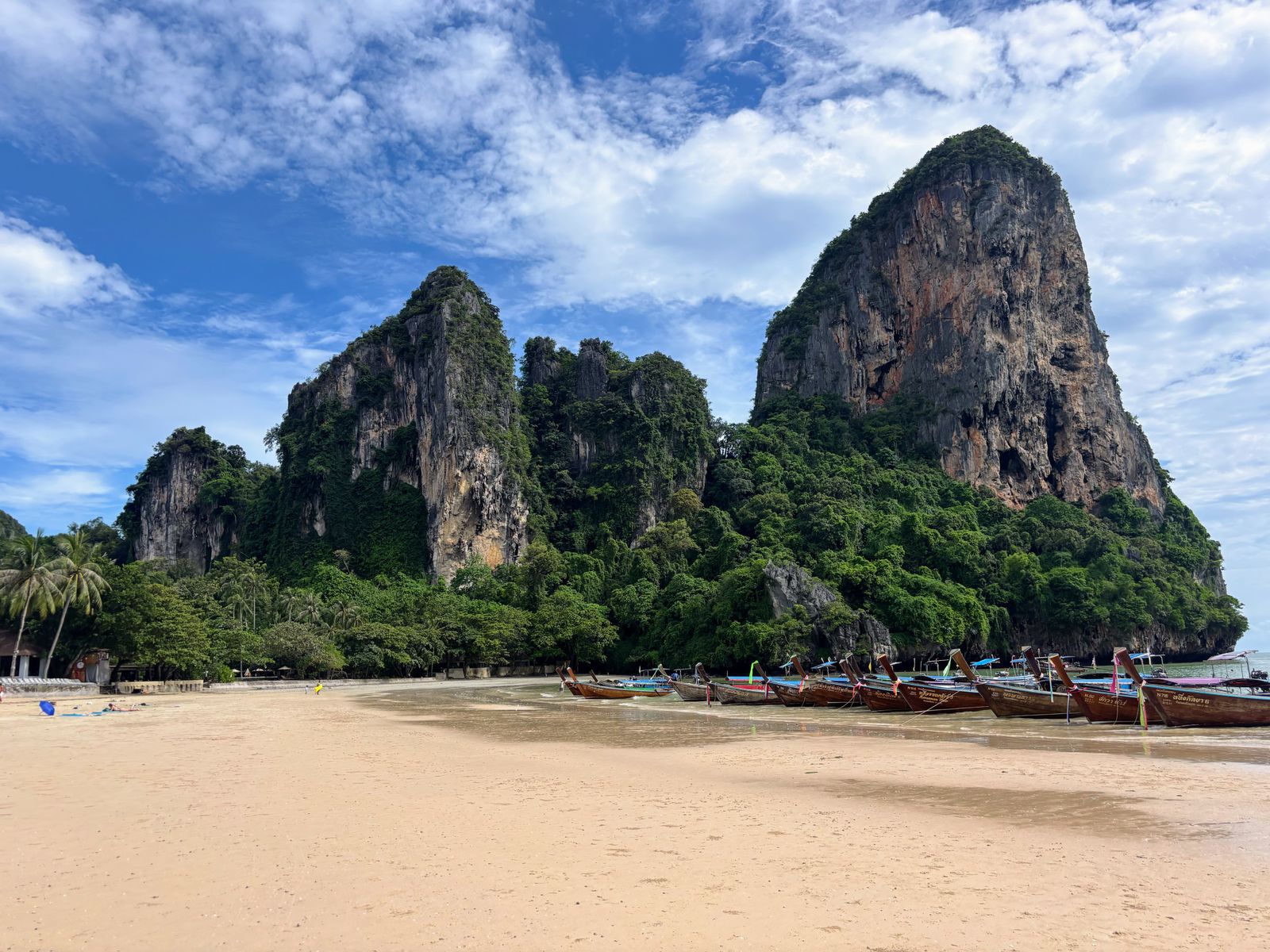 เรือหางยาวริมชายหาดไร่เลย์และหน้าผาหินปูน