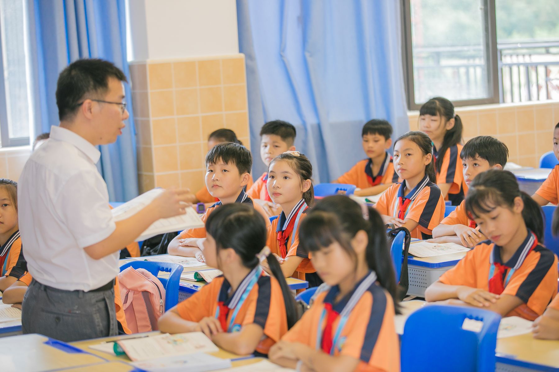 ครูและนักเรียนกำลังเรียนร่วมกันในห้องเรียน